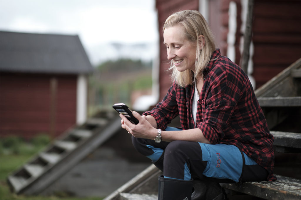 SenseHub, kvinna med mobil i handen